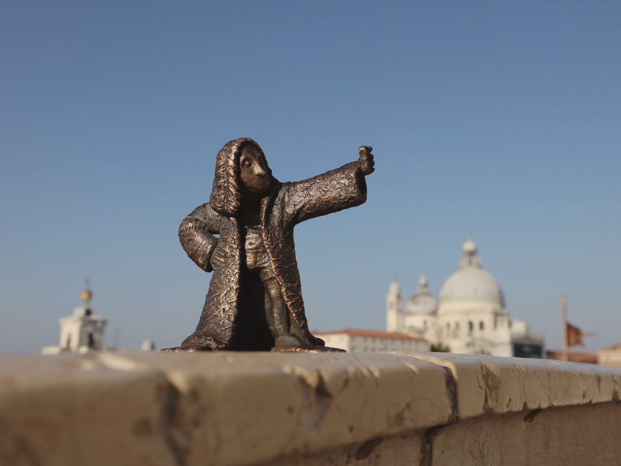 Kolodko miniature statue taking a selfie